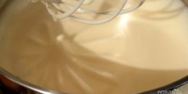 Рецепт шарлотки с яблоками и медовым бисквитом