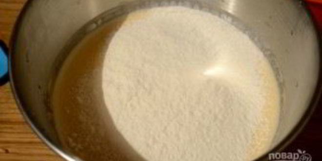 Рецепт шарлотки с яблоками и медовым бисквитом