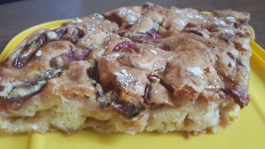 Рецепт шарлотки с яблоками и сливой