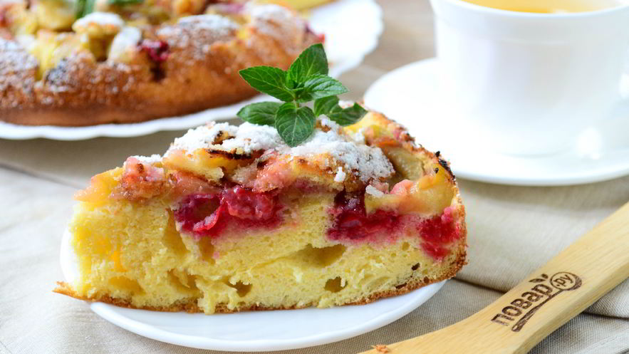 Рецепт шарлотки с яблоками и вишней