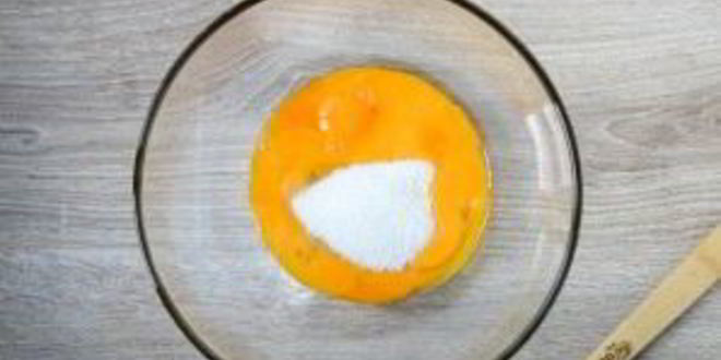 Рецепт шарлотки с яблоками и вишней