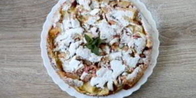 Рецепт шарлотки с яблоками и вишней