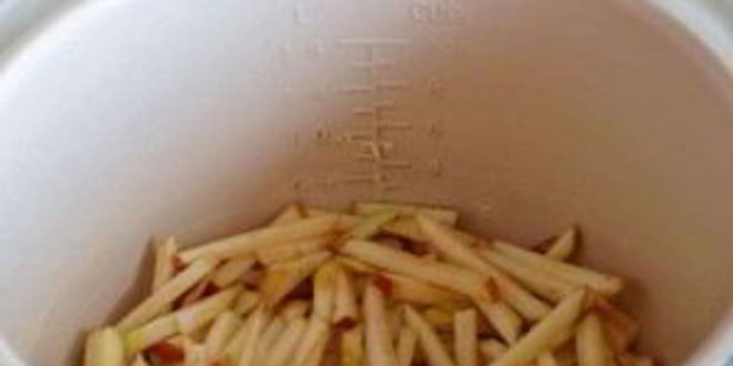 Рецепт шарлотки с яблоками в скороварке