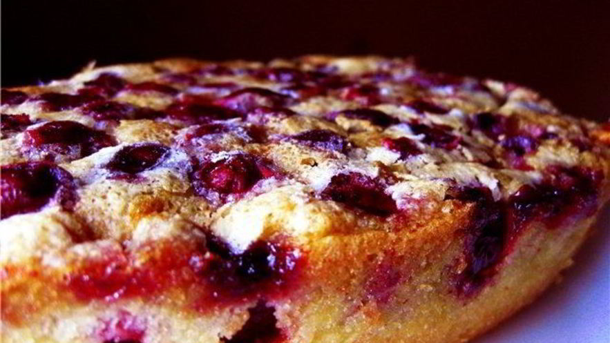 Рецепт шарлотки с замороженной вишней