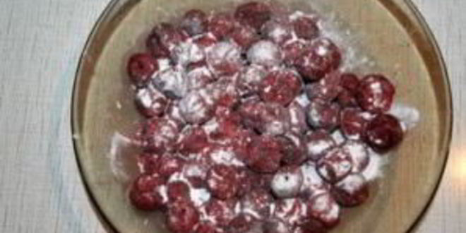 Рецепт шарлотки с замороженной вишней