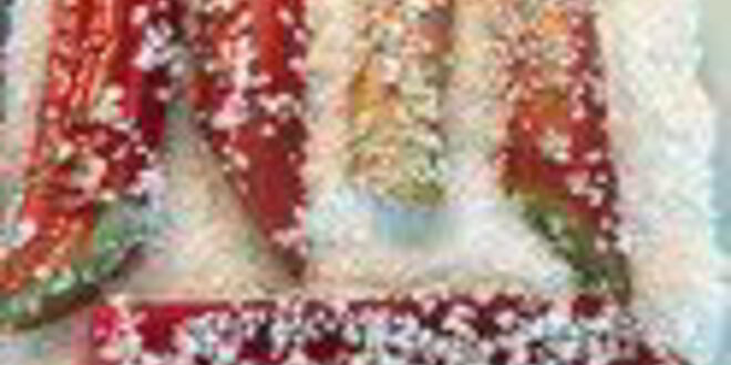 Рецепт шарлотки с запеченным ревенем, баварским фисташковым кремом и клубникой