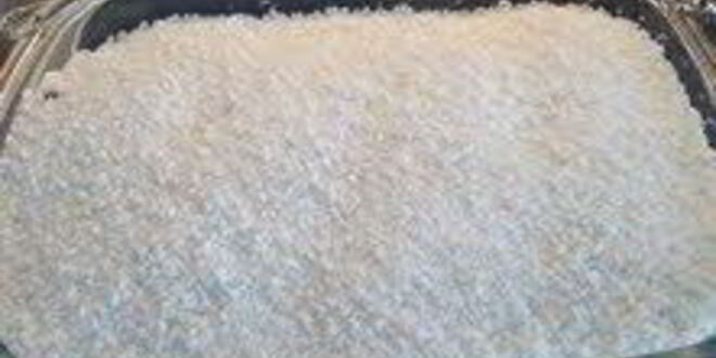 Рецепт шарлотки с запеченным ревенем, баварским фисташковым кремом и клубникой