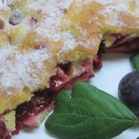 Сливовая шарлотка на сметане