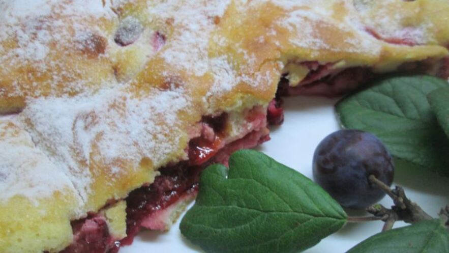 Рецепт сливовой шарлотки на сметане
