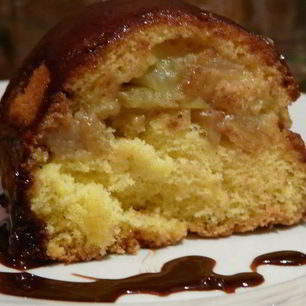 Рецепт Яблочной шарлотки с шоколадным соусом