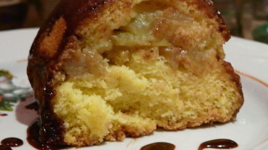 Рецепт яблочной шарлотки с шоколадным соусом