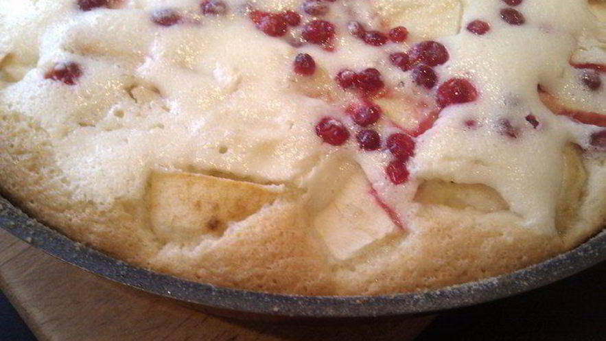 Рецепт яблочно-брусничной шарлотка