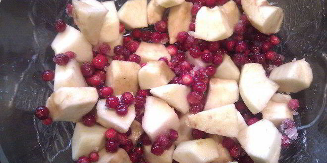 Рецепт яблочно-брусничной шарлотка