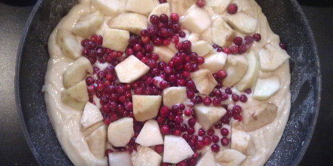 Рецепт яблочно-брусничной шарлотка