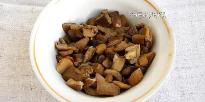 Рецепт штруделя с картофелем и грибами в сливочно-сырном соусе