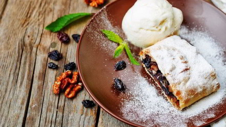 Рецепт штруделя с печеньем, орехами и изюмом