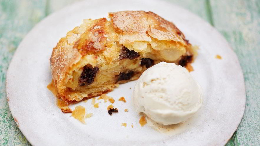 Рецепт штруделя с садовыми фруктами в тесте фило