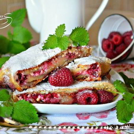 Рецепт Штруделя с творогом, малиной и грушей