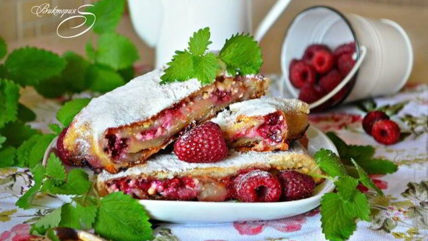 Рецепт штруделя с творогом, малиной и грушей