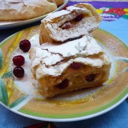 Рецепт Штруделя с творожной начинкой из слоеного теста