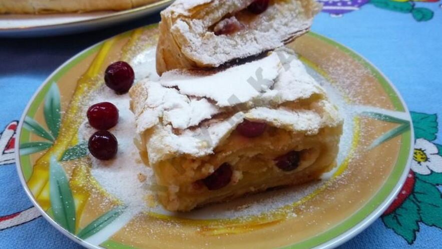 Рецепт штруделя с творожной начинкой из слоеного теста