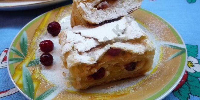 Рецепт штруделя с творожной начинкой из слоеного теста