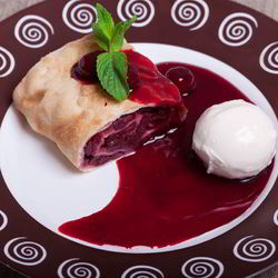 Рецепт Штруделя с вишней и миндалем