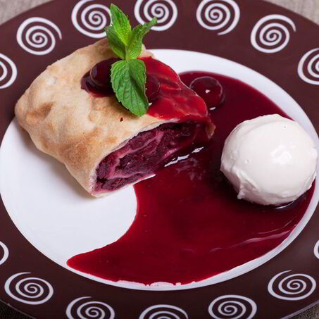 Рецепт Штруделя с вишней и миндалем