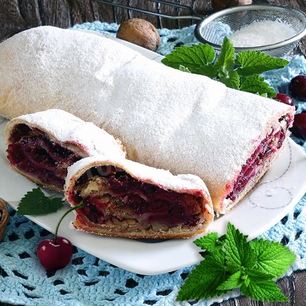 Рецепт Штруделя с вишней из слоеного теста