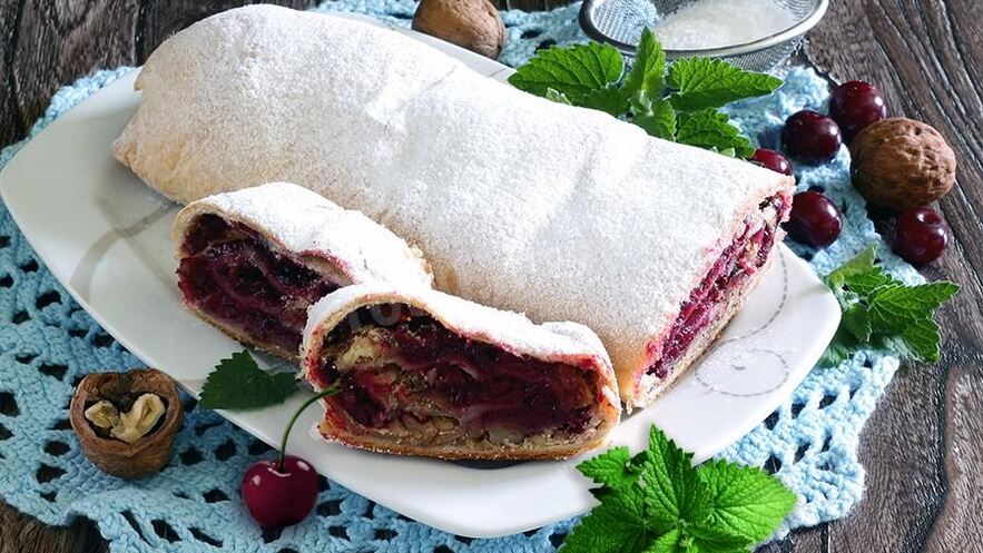 Рецепт штруделя с вишней из слоеного теста