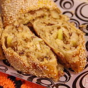Рецепт Яблочного штруделя декорированного кунжутом