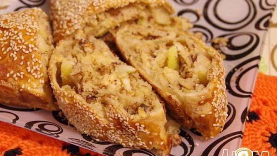 Рецепт яблочного штруделя декорированного кунжутом