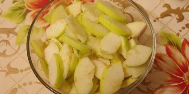 Рецепт яблочного штруделя декорированного кунжутом