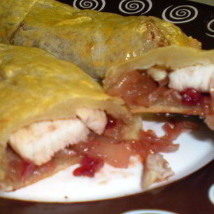 Рецепт Слойки с белым мясом птицы и луково-брусничным конфитюром
