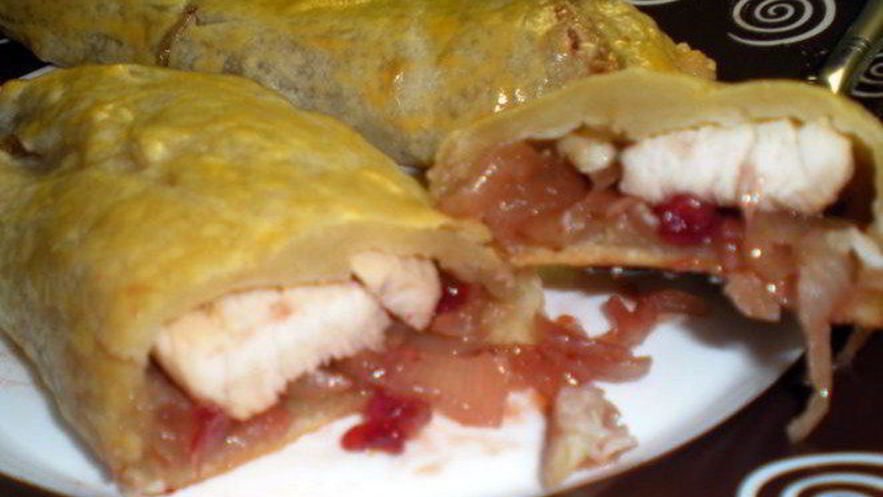 Рецепт слойки с белым мясом птицы и луково-брусничным конфитюром