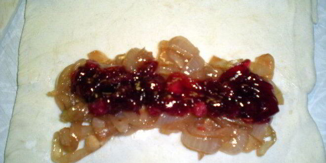 Рецепт слойки с белым мясом птицы и луково-брусничным конфитюром