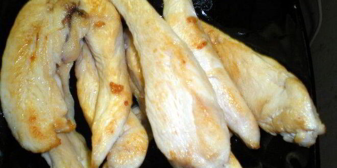 Рецепт слойки с белым мясом птицы и луково-брусничным конфитюром