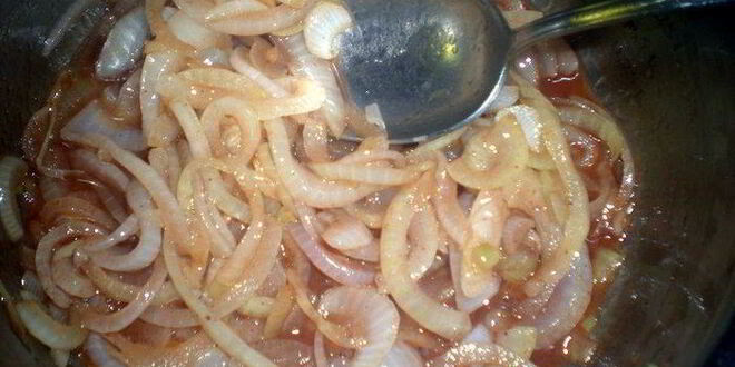 Рецепт слойки с белым мясом птицы и луково-брусничным конфитюром