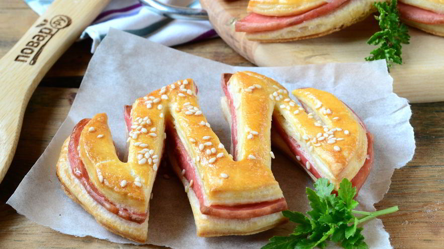 Рецепт слоек с колбасой зигзаг