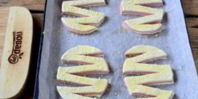 Рецепт слоек с колбасой зигзаг