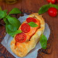 Рецепт Слоек с лососем и помидорами черри