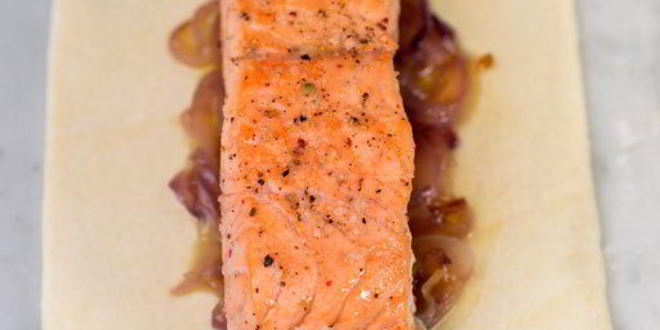 Рецепт слоек с лососем и помидорами черри