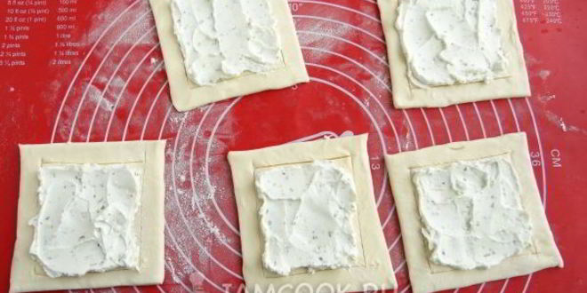 Рецепт слоек с сырно-томатной начинкой