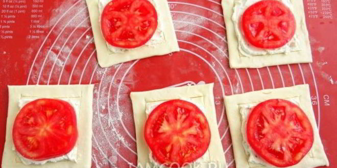 Рецепт слоек с сырно-томатной начинкой