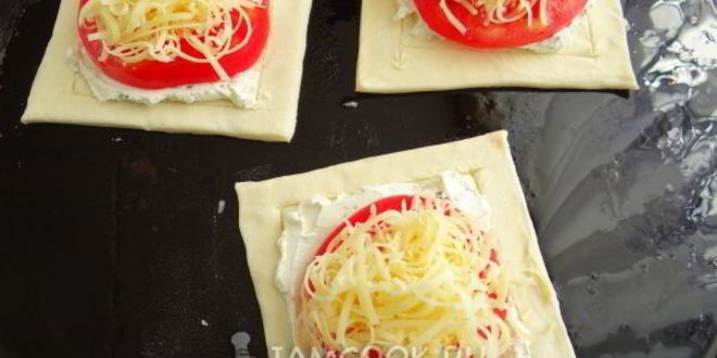 Рецепт слоек с сырно-томатной начинкой