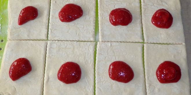 Рецепт слоек с вареньем из слоеного теста