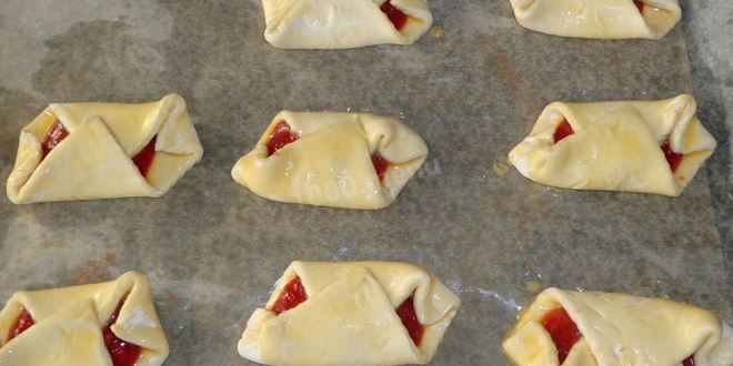Рецепт слоек с вареньем из слоеного теста
