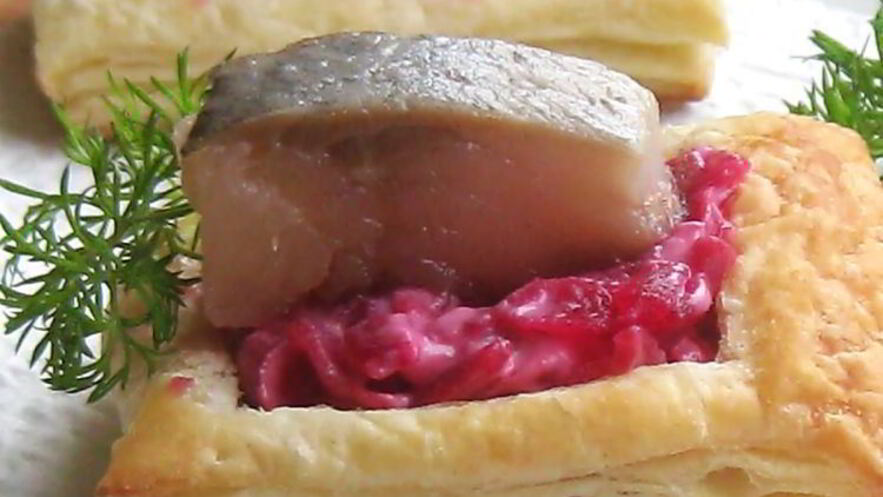 Рецепт слоек со свекольной начинкой и селедкой