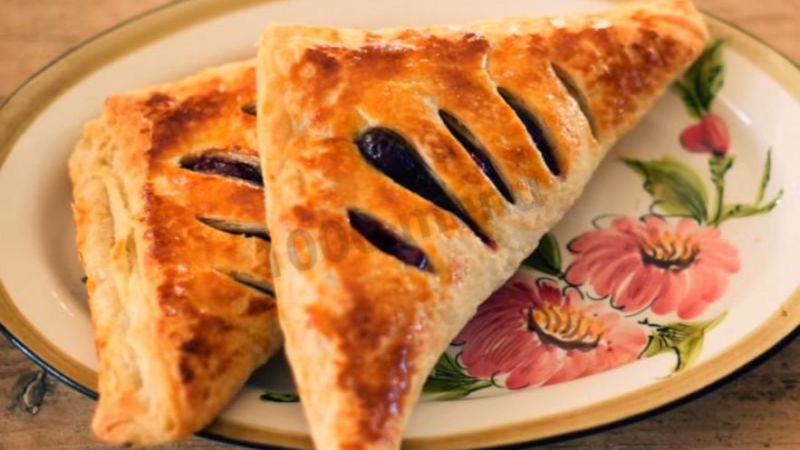 Рецепт слоек со свежесваренным вареньем из слоеного теста