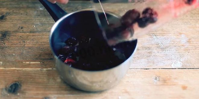 Рецепт слоек со свежесваренным вареньем из слоеного теста